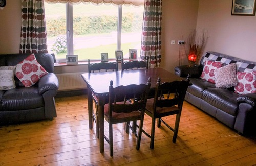Carrigaholt Bed & Breakfast | Top-Rated Hilltop B&B: Family-Friendly with Breakfast Included