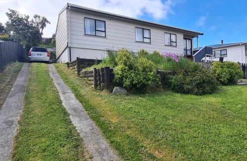 Porirua House | Pet-Friendly Hilltop Blue Sky House: Rated 9.5/10 by Guests