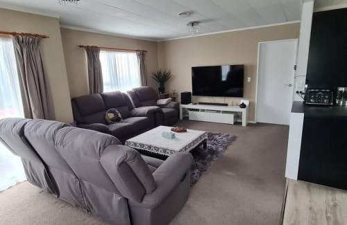Porirua House | Pet-Friendly Hilltop Blue Sky House: Rated 9.5/10 by Guests