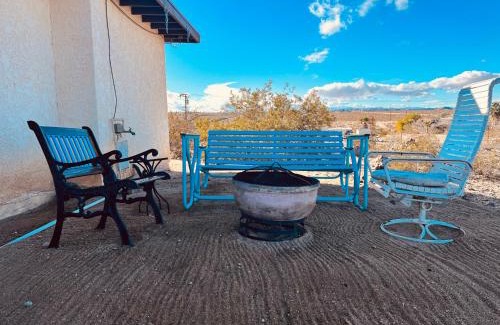 Twentynine Palms House | Hilltop Cabin with Starlink and Scenic Views near JT Park