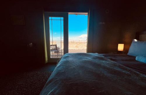 Twentynine Palms House | Hilltop Cabin with Starlink and Scenic Views near JT Park