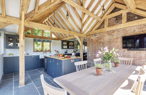 Wimborne Cottage | Cozy Hilltop Cottage with Kitchen & Pet-Friendly Amenities