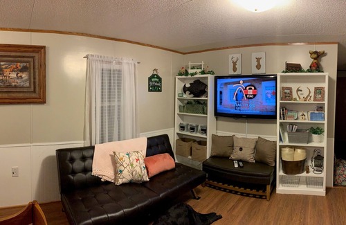 Murphysboro Cottage | Hilltop Cottage: Guest Rated 10/10, Pet-Friendly Retreat