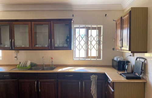 Mallam House | Hilltop Grandeur: 8-Bedroom Retreat with Scenic Views