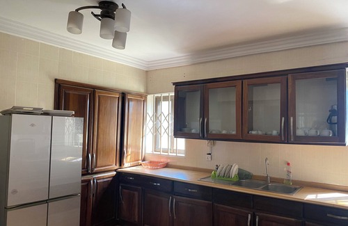 Mallam House | Hilltop Grandeur: 8-Bedroom Retreat with Scenic Views