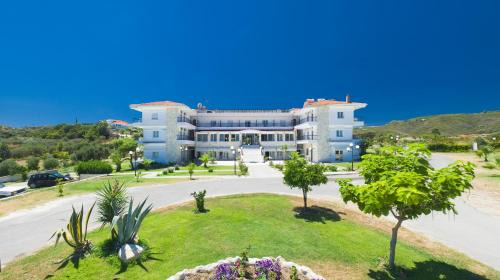 Haniotis Hotel | Hilltop Hotel: Oceanfront Retreat with Family-Friendly Amenities