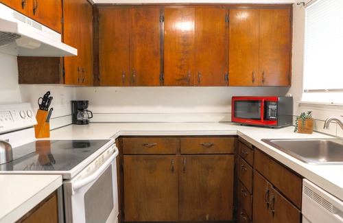 Tri-Cities Apartment | Top-Rated Hilltop Haven: Pet-Friendly Retreat with Spa