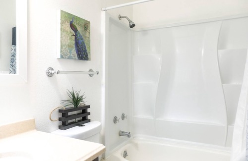 Tri-Cities Apartment | Top-Rated Hilltop Haven: Pet-Friendly Retreat with Spa