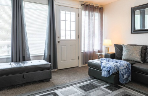 Tri-Cities Apartment | Top-Rated Hilltop Haven: Pet-Friendly Retreat with Spa