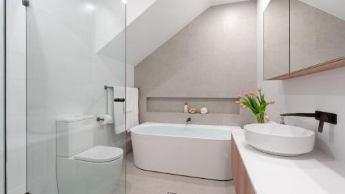 Kiama House | Family-Friendly Retreat at Hilltop Haven for Unforgettable Stays