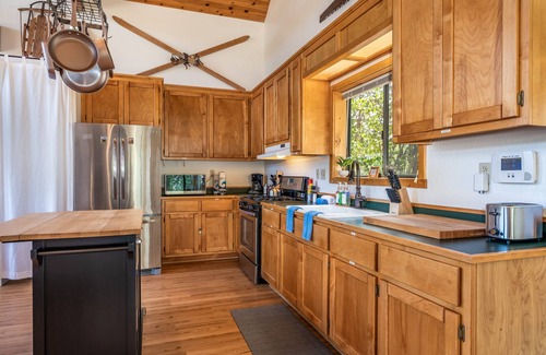 Yosemite Forks House | Hilltop Haven: Modern Cabin with Hot Tub & Scenic Views