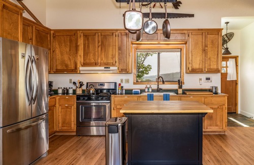 Yosemite Forks House | Hilltop Haven: Modern Cabin with Hot Tub & Scenic Views