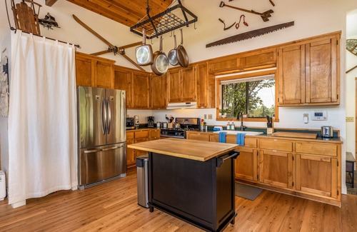 Yosemite Forks House | Hilltop Haven: Modern Cabin with Hot Tub & Scenic Views