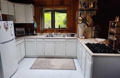 Willow Creek Cottage | HILLTOP HAVEN n2BR CottagenSerenity for your family & petsnMassage/Yoga avail