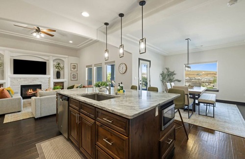 Tri-Cities House | Hilltop Haven w/Pool & Hottub!