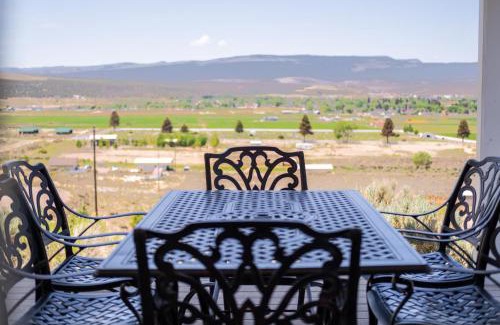 Panguitch House | Hilltop Heaven - 4-Star Comfort with Breathtaking Views
