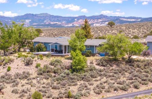 Panguitch House | Hilltop Heaven - 4-Star Comfort with Breathtaking Views