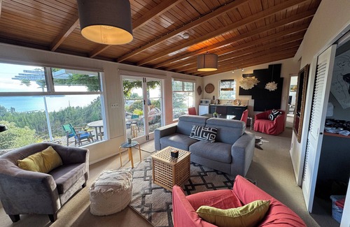 Ngaio Bay Cottage | Oceanfront Hilltop Heaven - Kaiteriteri Family Retreat