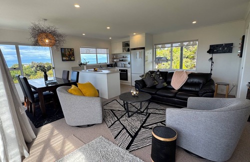 Ngaio Bay Cottage | Oceanfront Hilltop Heaven - Kaiteriteri Family Retreat