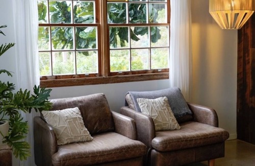 Currumbin Valley House | Hilltop Hideaway: Exclusive Resort with Pool & Spa Oasis