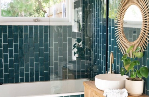 Currumbin Valley House | Hilltop Hideaway: Exclusive Resort with Pool & Spa Oasis