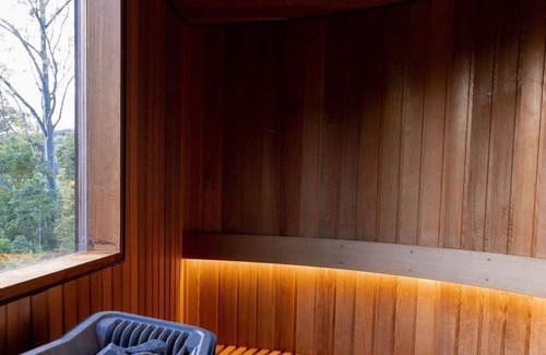 Currumbin Valley House | Hilltop Hideaway: Exclusive Resort with Pool & Spa Oasis