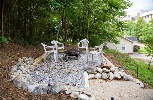 London Apartment | Guest Rated: Hilltop Hideaway - 3BDR in Downtown London