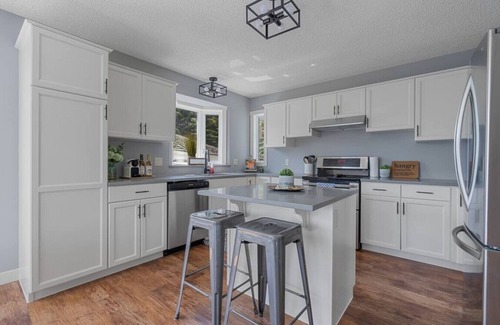 Parkland Beach House | Hilltop Hideaway: Pet-Friendly with Oceanfront Fun & Games