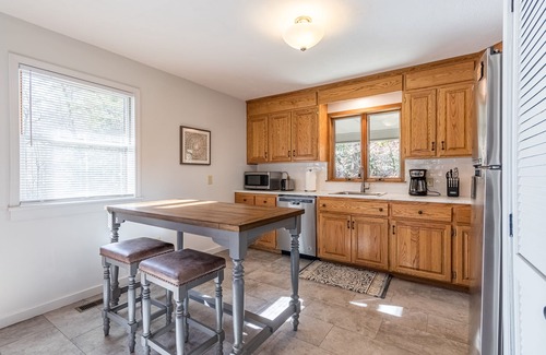 Cashiers Cabin | Hilltop Hideaway: Family-Friendly Cabin with Ocean View