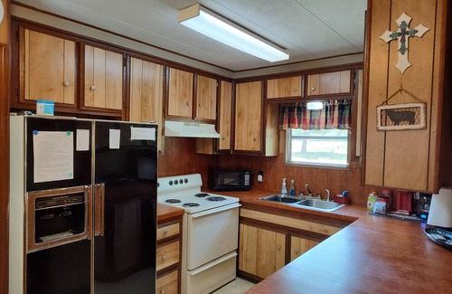 Bronson House | Hilltop Hideaway: Family-Friendly Mobile Home by Lake Sam Rayburn