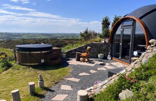 Silverbridge Apartment | Relaxing Hilltop Hideaway with Private Hot Tub Retreat