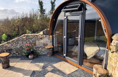 Silverbridge Apartment | Relaxing Hilltop Hideaway with Private Hot Tub Retreat