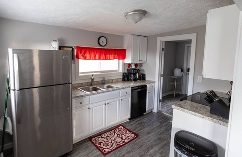 Maryville House | Idyllic Hilltop Hideout with Lake Views & Breakfast Included
