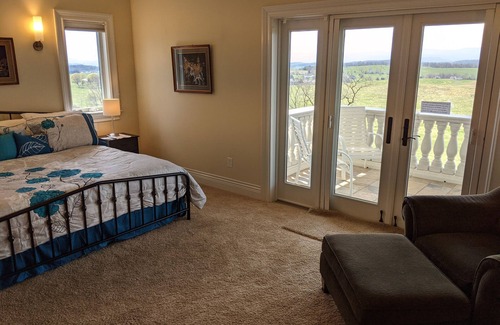 Harrisonburg House | Hilltop Home: Breathtaking Views & Relaxing Amenities