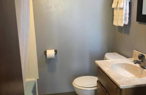 International Falls Cabin | Family-Friendly Hilltop Lodge Standard Double Room 109