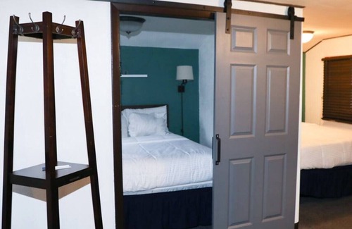 International Falls Cabin | Family-Friendly Hilltop Lodge Standard Double Room 109