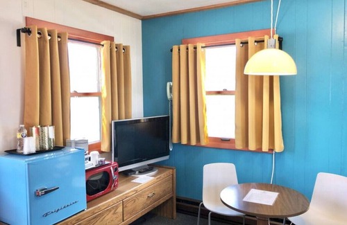 International Falls Cabin | Child-Friendly Hilltop Lodge Queen Room for Memorable Getaways