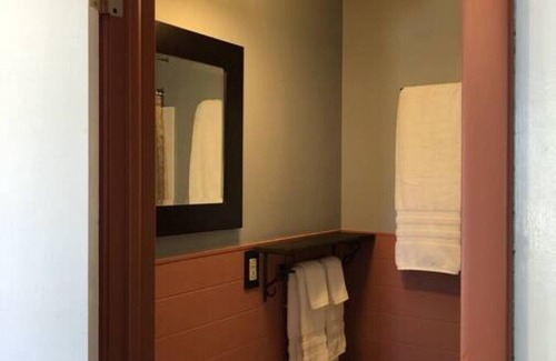 International Falls Cabin | Child-Friendly Hilltop Lodge Queen Room for Memorable Getaways