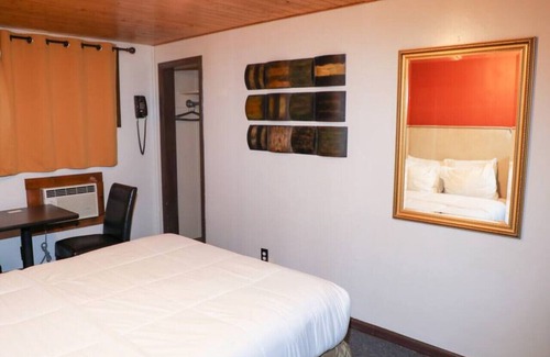International Falls Cabin | Cozy Hilltop Lodge Standard Queen - Ideal for Families