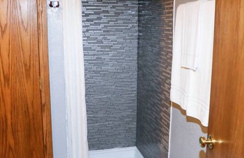 International Falls Cabin | Cozy Hilltop Lodge Standard Queen - Ideal for Families