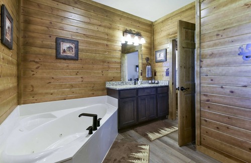 Branson Cedars House | Hilltop Lodge: Guest Rated 10/10 with Pool and Spa