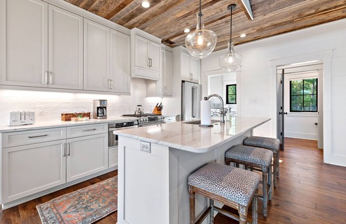 Nebo House | Hilltop Lodge | Guest Rated 10/10 with Lakefront Amenities