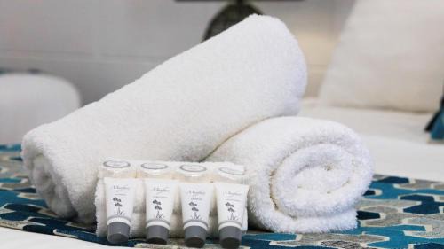 Broken Hill Hotel | Hilltop Motel: Oceanfront Retreat with Pool & Hot Tub