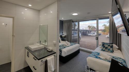 Broken Hill Hotel | Hilltop Motel: Oceanfront Retreat with Pool & Hot Tub