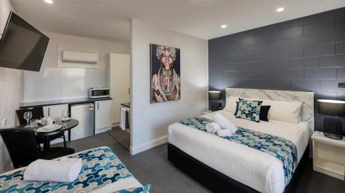 Broken Hill Hotel | Hilltop Motel: Oceanfront Retreat with Pool & Hot Tub