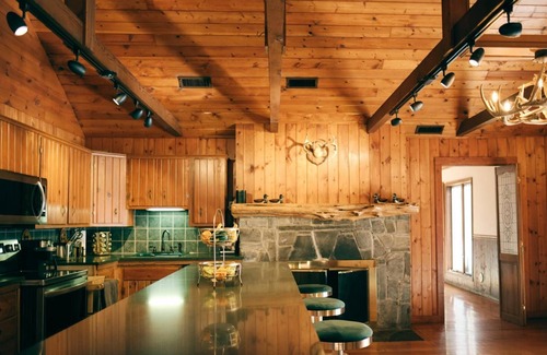 Kingston House | Hilltop Oasis - Cozy, Spacious Winter Retreat In Kingston