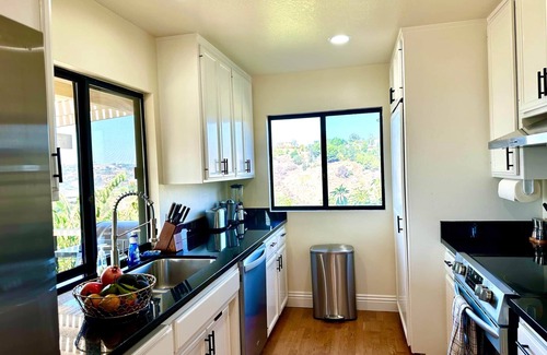 Fallbrook House | Hilltop Penthouse Cottage: Breathtaking Oceanfront Retreat