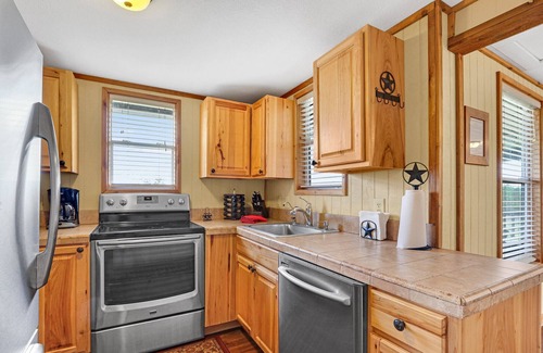Johnson City House | Relax at Light House Hill Ranch - Grey House with Pool & Spa