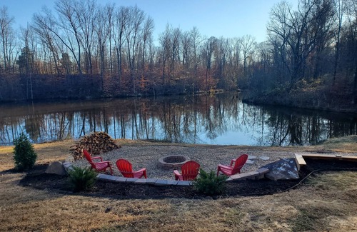 Murphysboro House | Hilltop Retreat 2: Pond-Front Home Near Wine Trail - Rated 9.8