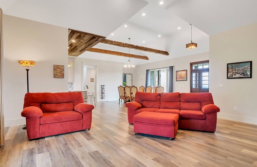 Fly Creek House | Elegant Hilltop Retreat - Pet Friendly Home Near Coop
